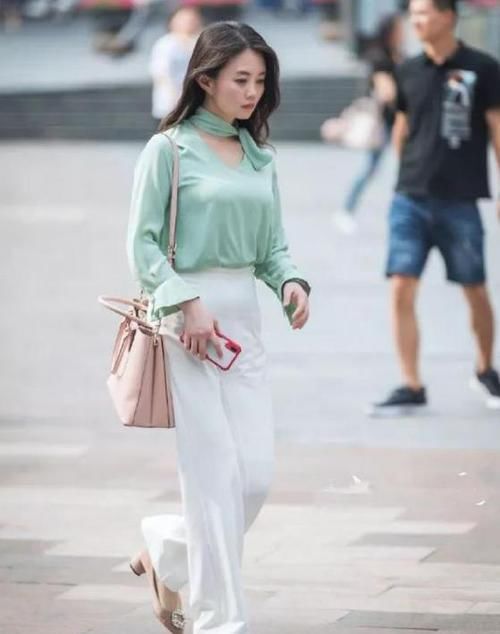  『笑嫣然』养眼女神街拍：语笑嫣然的美女，一件白色上衣配牛仔短裙，时尚青春靓丽美