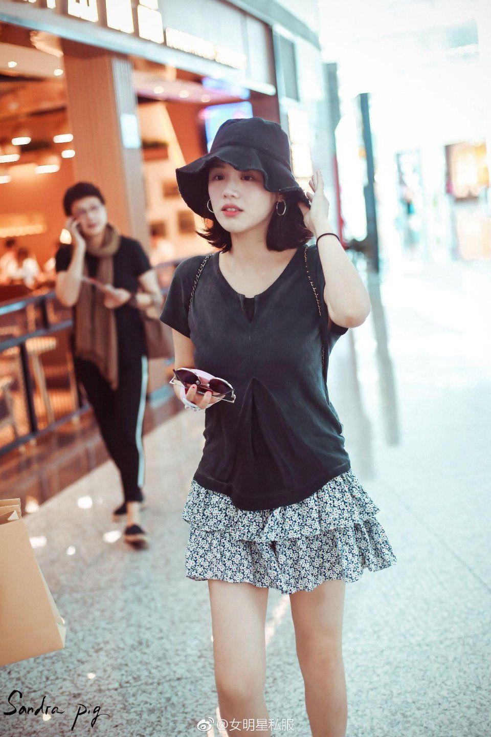 如果不是马思纯这个颜和这个腿，这身衣服穿着真不行!