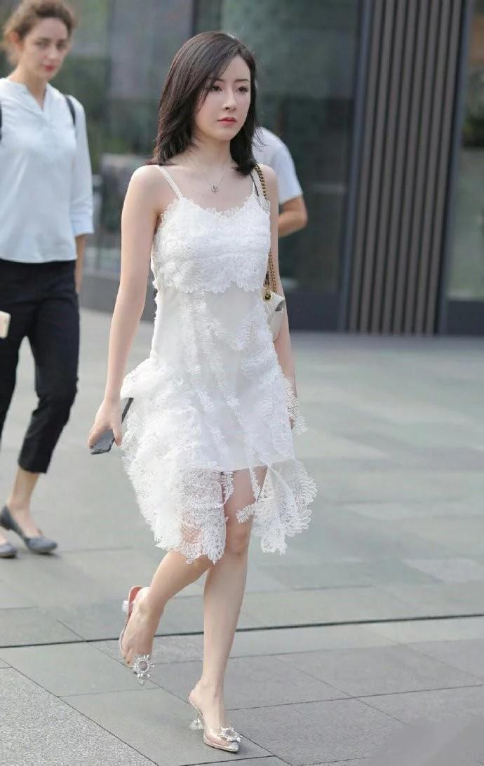  显得|街拍：白色的连衣裙，显得清纯又美丽！
