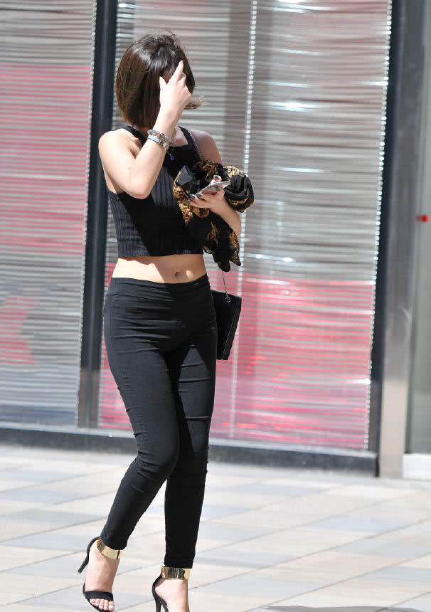 成熟辣妈一袭黑色吊带显丰韵小身材，皮肤白皙身材好，紧身裤被撑