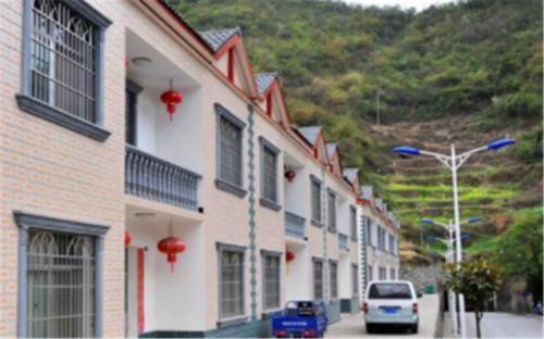  盖房■农村进行新农村建设，统一盖房，搬离老宅基地，你愿意去