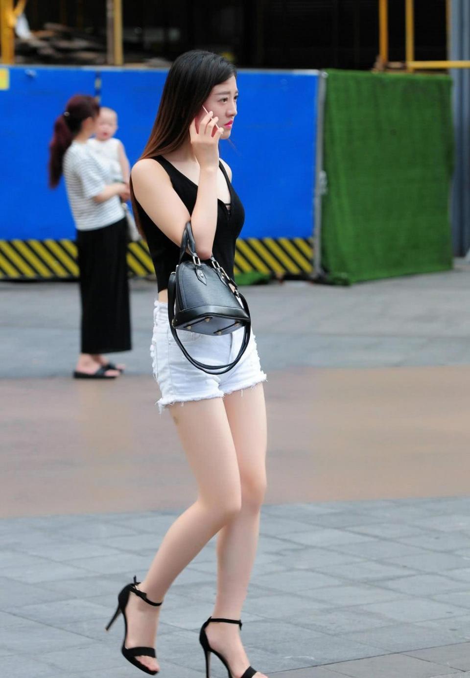 小姐姐紧身短裤勾勒白皙美腿,性感的姿态很是动感迷人