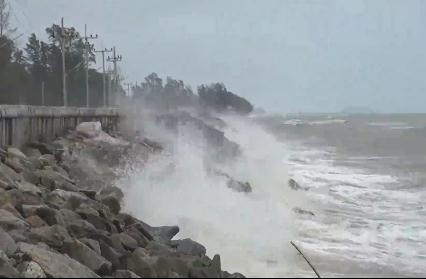 “帕布”重创泰度假胜地　约1万游客滞留泰国湾