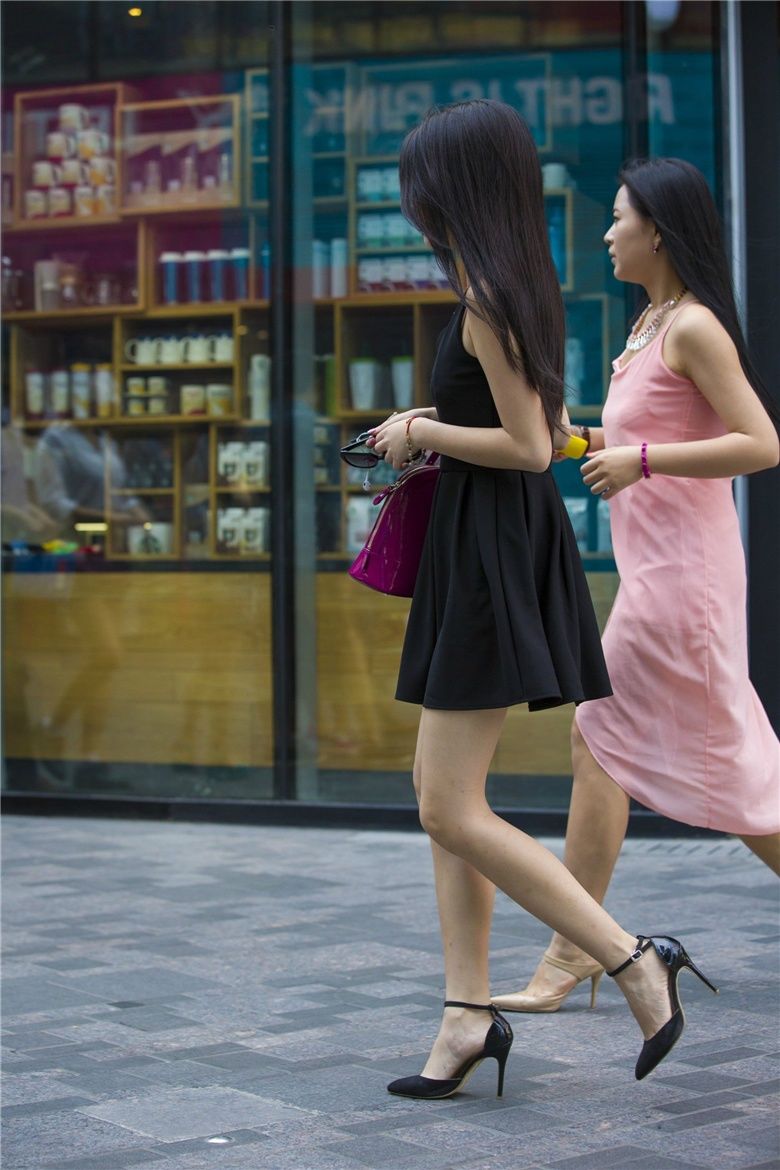 街拍联盟：清凉装扮黑色连衣裙美女，美腿就要秀出来