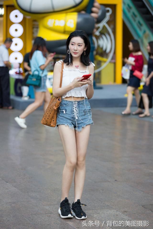 街拍路人，小姐姐白色T恤搭配紫色瑜伽裤，具有一股青春的活力