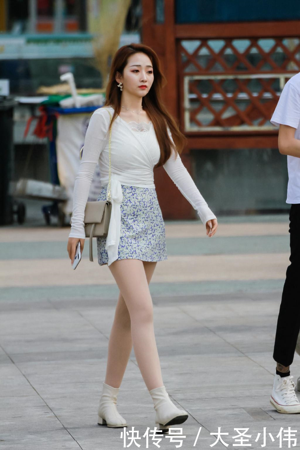  「小姐姐」街拍美女：姐姐选择了一条碎花半身短裙，整体造型显得优雅又靓丽。