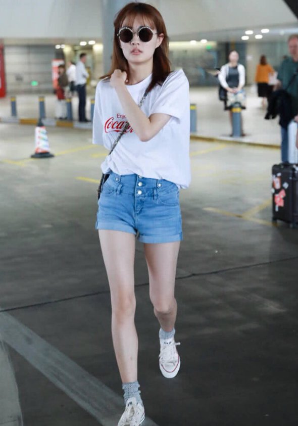 徐璐现身某机场,身穿外套加短裤大秀长腿