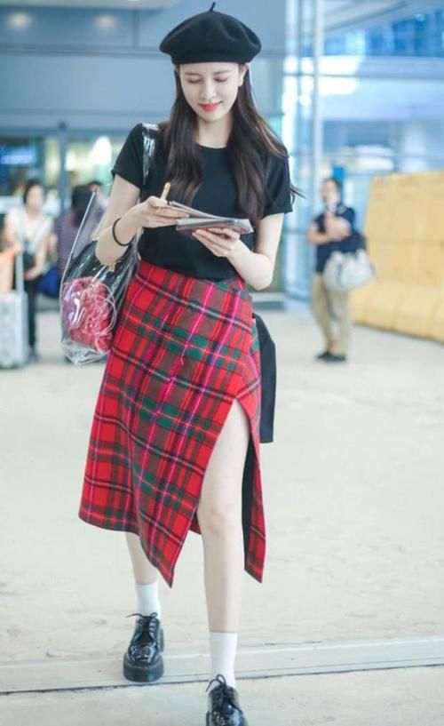  #出了她#不愧是张一山“绯闻女友”，将直筒裙穿成开衩裙，莫名的有些性感看着很养眼