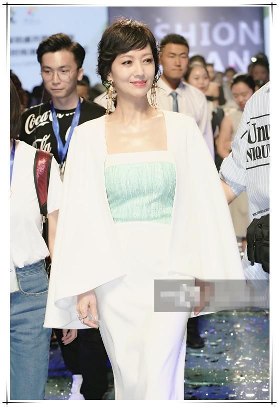 本以为范冰冰的斗篷裙惊艳全世界,可看到赵雅芝,我瞬间沉沦了!