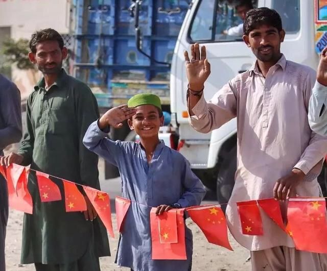 在巴基斯坦,从小就被教育中巴友谊,眼里只有中