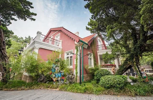 山东有座城市旅游资源很多，知名度比省会还高，到处“异国风情”