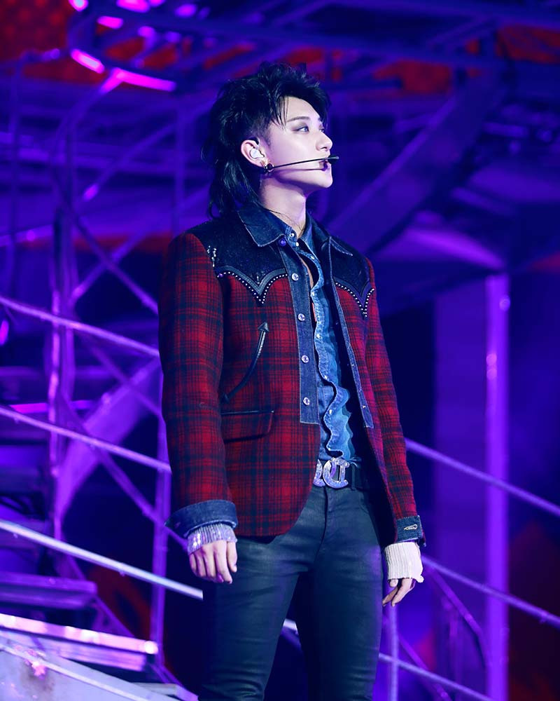 黄子韬武汉演唱会时尚感MAX 全球首穿展多重魅力