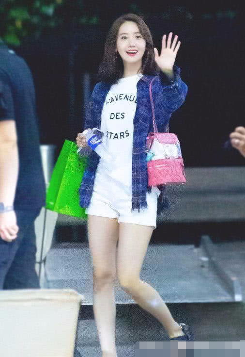 林允儿是胖了吗？穿无袖长裙暴露了“蝴蝶袖”，只剩下脸能看了！