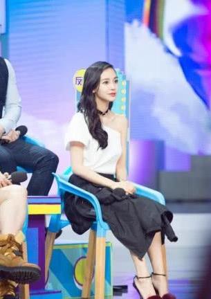 冉莹颖的无跟鞋早被AB杨幂穿烂了，怕站不稳两腿分开连脚趾都用力