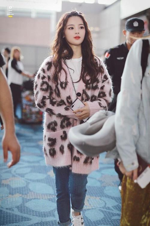 杨超越甜美启程时装周！