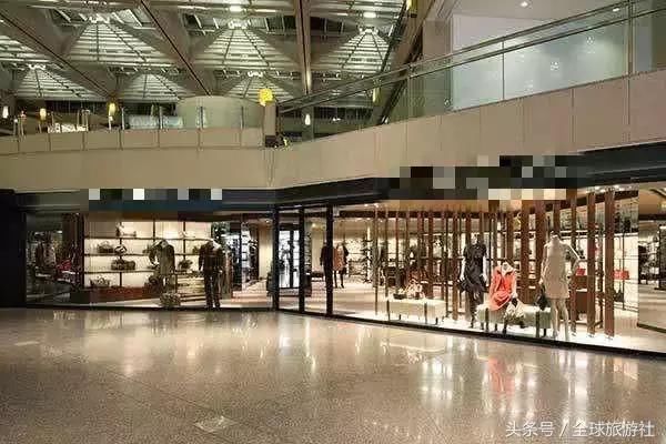 中国游客在国外排队买奢侈品，老外直言:中国人都是富翁吗