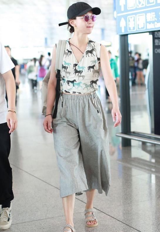 这是周迅？穿着纱巾出门，颜色吸引了我！