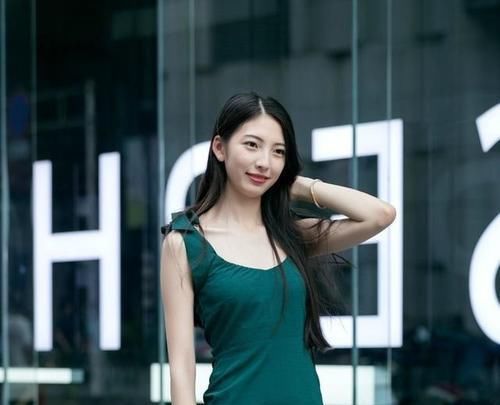  #气质#路人街拍，一件连衣裙凸显了小姐姐高贵优雅，端庄大气的美好气质
