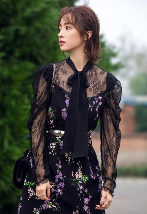 胡冰卿豁出去了！内衣外只穿一件开到肚脐的衬衫，网友：咋红的？