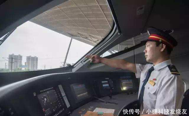 高铁司机抱怨收入少，晒出12月真实工资条，网友以为看错了