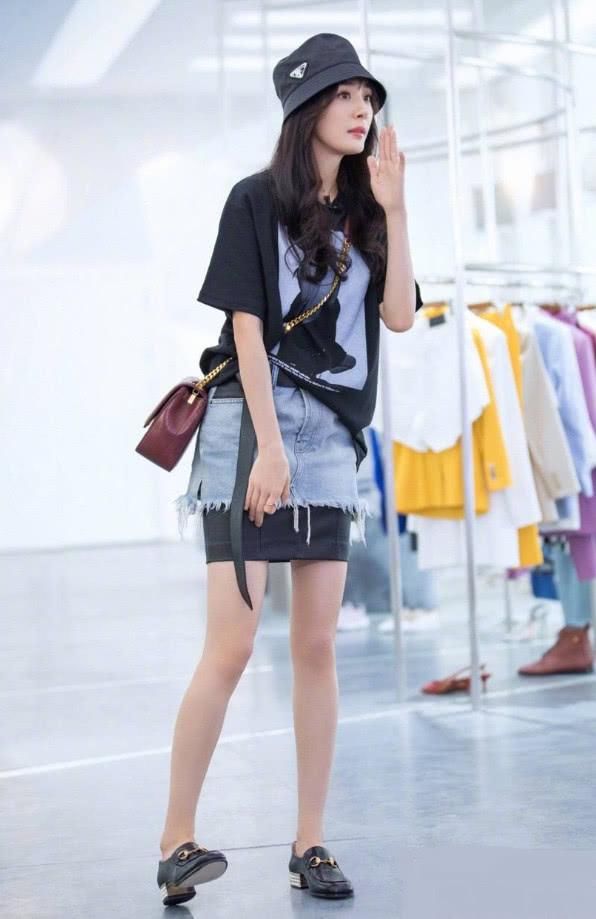 杨幂穿粉嫩装狂凹少女，却hold不住了，下一个刘晓庆