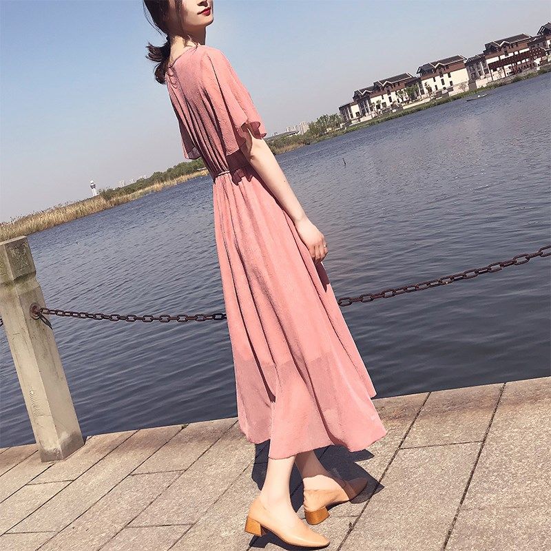 哇噻，43岁女人太会穿，裙子不到膝盖真好看