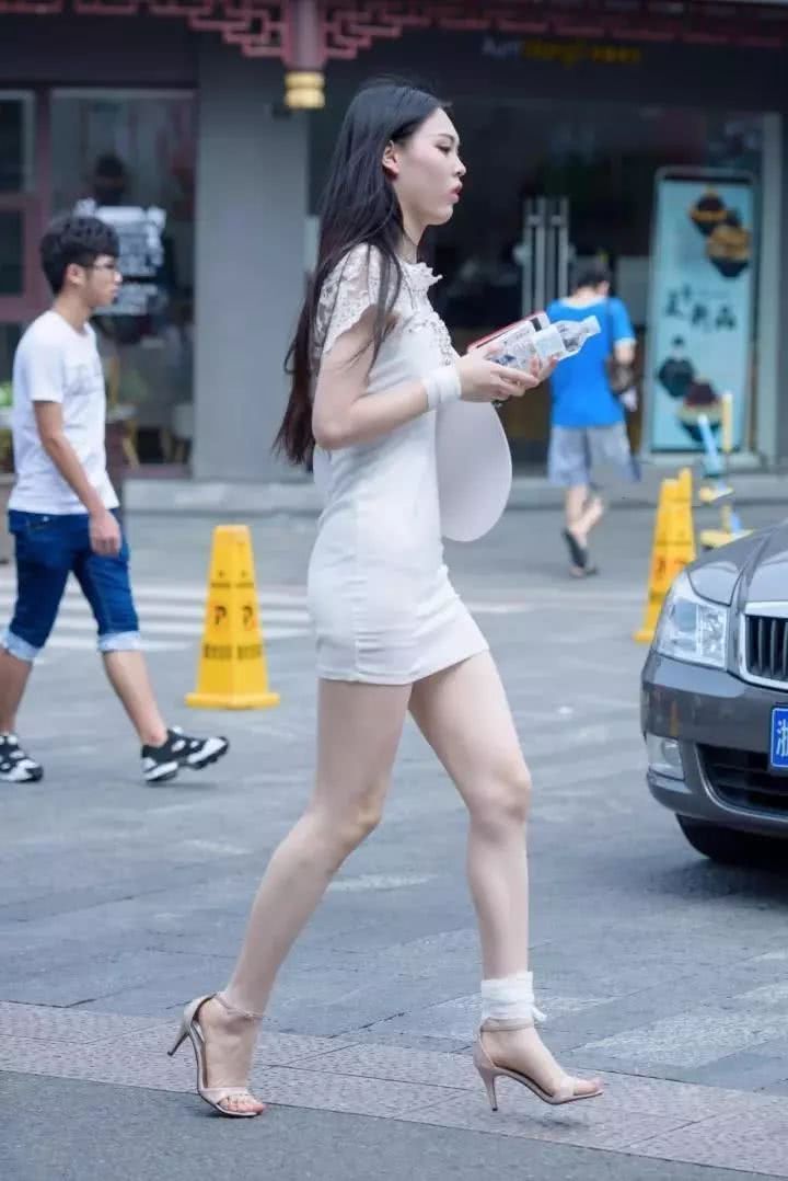 街拍：白皙大长腿模特身材性感靓丽美女