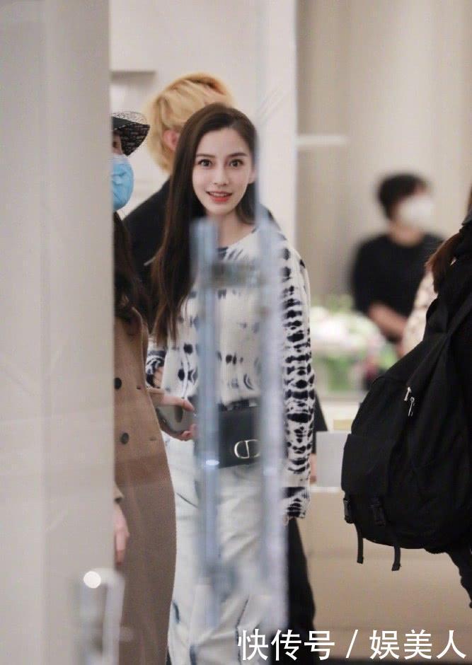  [味道]Angelababy广告路透排场大，穿1万长裤腿长腰细，31岁美成焦点