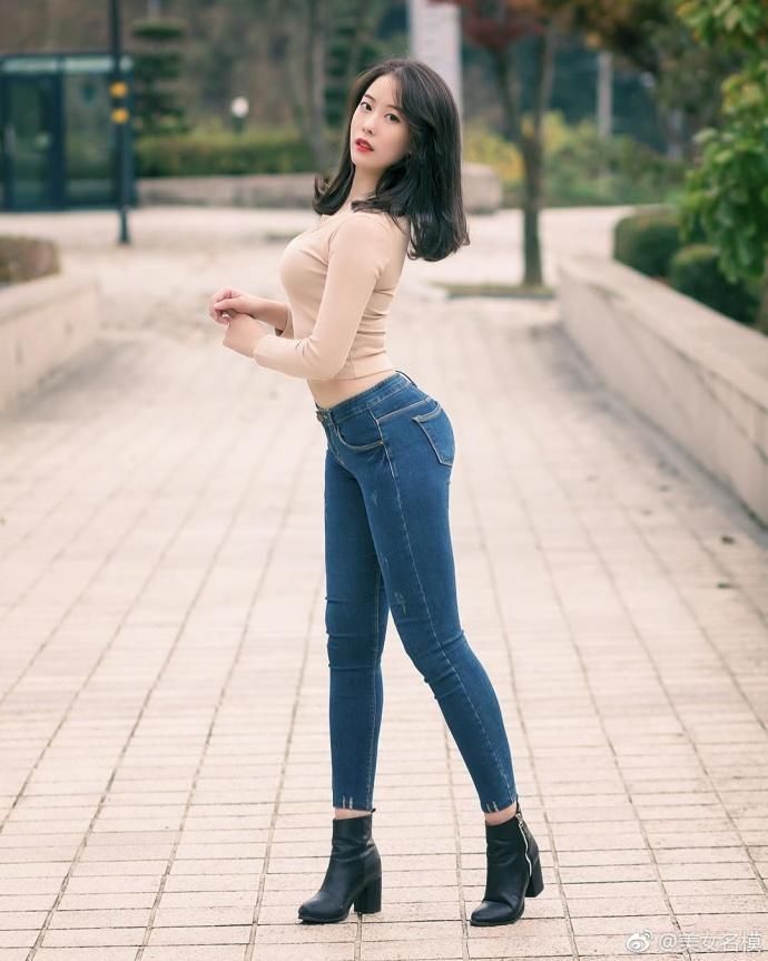 街拍:一袭黑裙，勾勒出美女窈窕的身材，黑丝长腿让人心旌摇曳