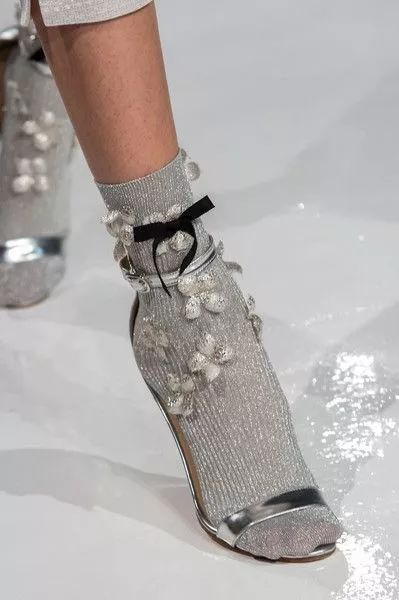 穿着相同鞋子 只有袜子能代表你的个性了