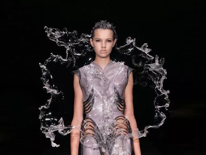 一双看不见的高跟鞋火了!这应该是我们和时尚距离最近的一次了吧?