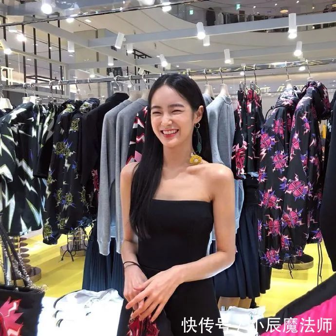 女人@女人穿上高跟鞋,散发出迷人的气息