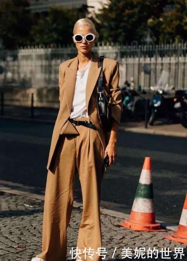 现在流行套装特别是外套配半裙，可以穿出最时髦的style！