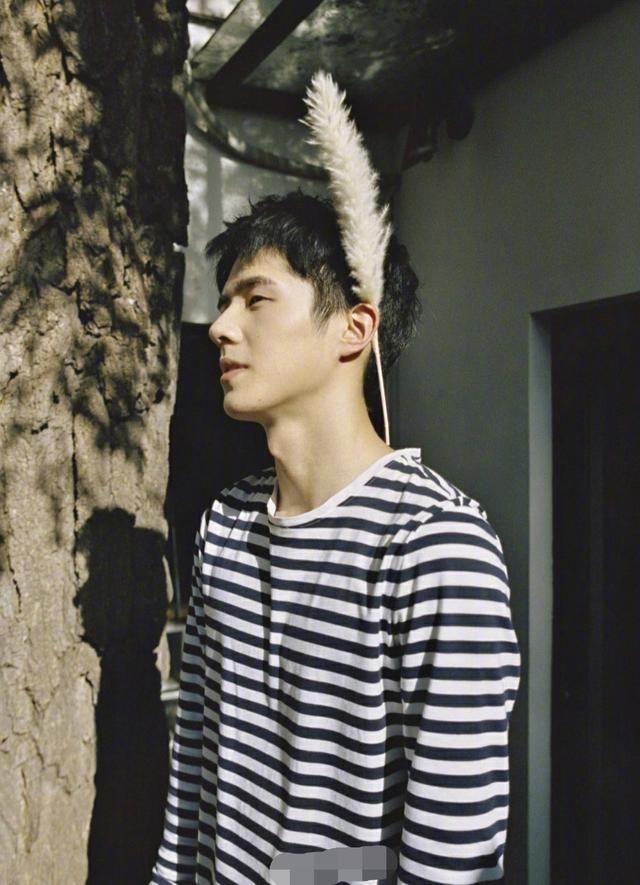 流量小生齐撞衫，蔡徐坤好可爱，但同样的衣服千玺穿上立马成熟了