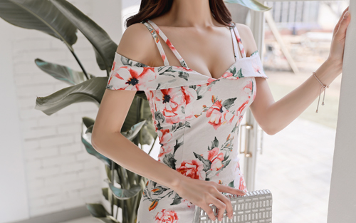 女神孙允珠，国色天香繁盛牡丹染墨吊带裙