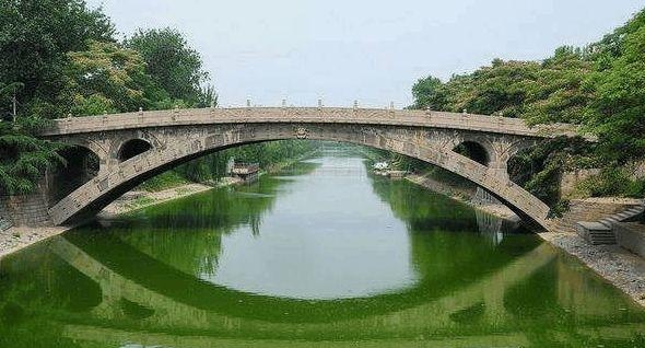 耗资上亿元的大桥，建造了三年才完工，通车四个月出问题