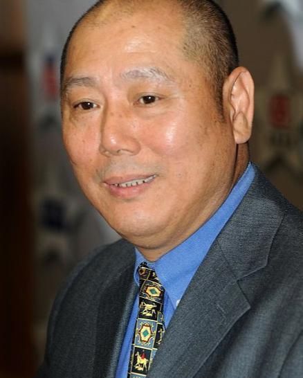 演员李成儒到底多有钱?四合院紧挨着故宫,家具全是金丝楠木