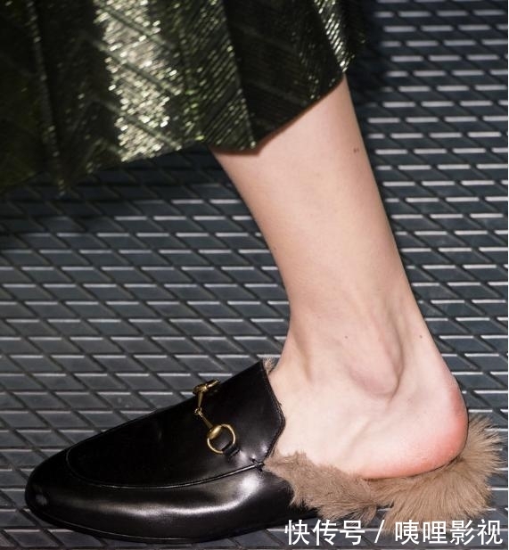 拖鞋:扔掉不透气的厚鞋子,和时髦精一起穿拖鞋出门,舒适又抢镜