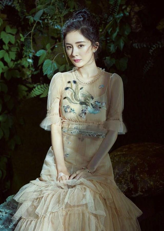 本以为杨幂穿这条仙女裙是最美的，当看到董洁，我迟钝了！