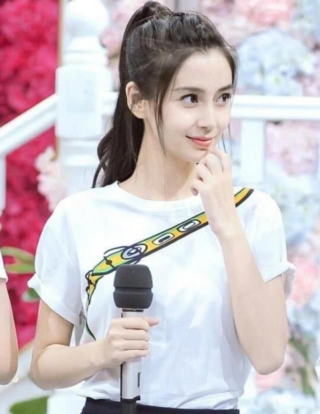 AngelaBaby和热巴同穿T恤短裙，终于知道已婚和单身的差距了!