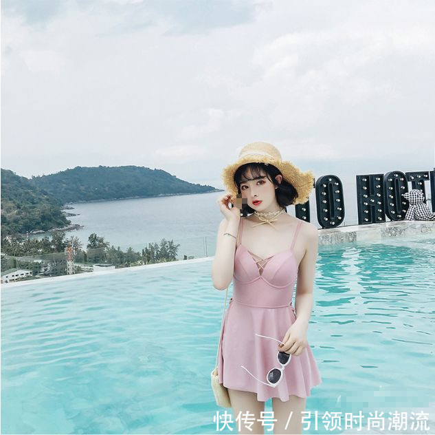 身材匀称的比基尼泳衣美女，自带优雅的属性，凸显精致女性魅力！