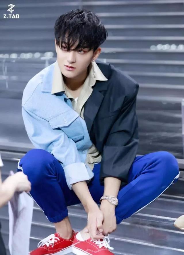 吴亦凡范丞丞“精分”式穿搭,给你一个双拼的爱豆!