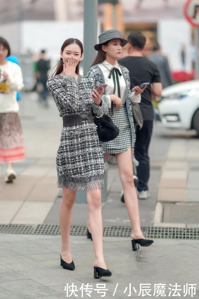 轻柔|路人街拍,靓女穿显瘦又轻柔的黑色短裙,尽显青春活力