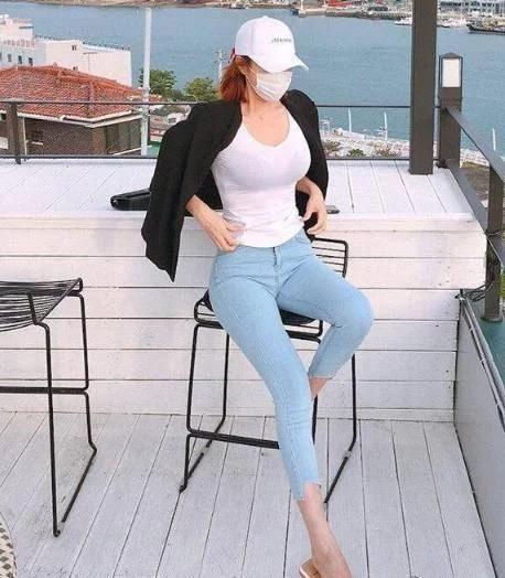 牛仔裤小姐姐尽显优美的曲线，秀出与众不同的身材曼妙！