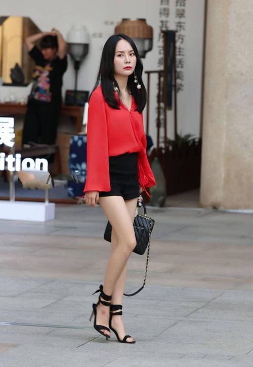 街拍：一个女人，一旦踏上一双高跟鞋，她眼里的世界就不一样了