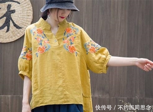 「女人」不吹,“八成”女人都喜欢棉麻衫+亚麻裤,只怪穿了棉麻衫太显嫩