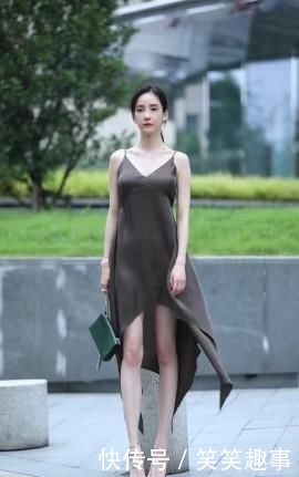 「让小姐姐」修身背心搭配牛仔裤，时尚又奢华，彰显女人的独特魅力！