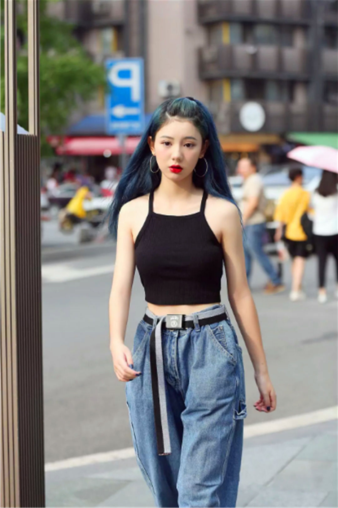 街拍:图6美女找个丑女当闺蜜，上街就被对比，扎心了!