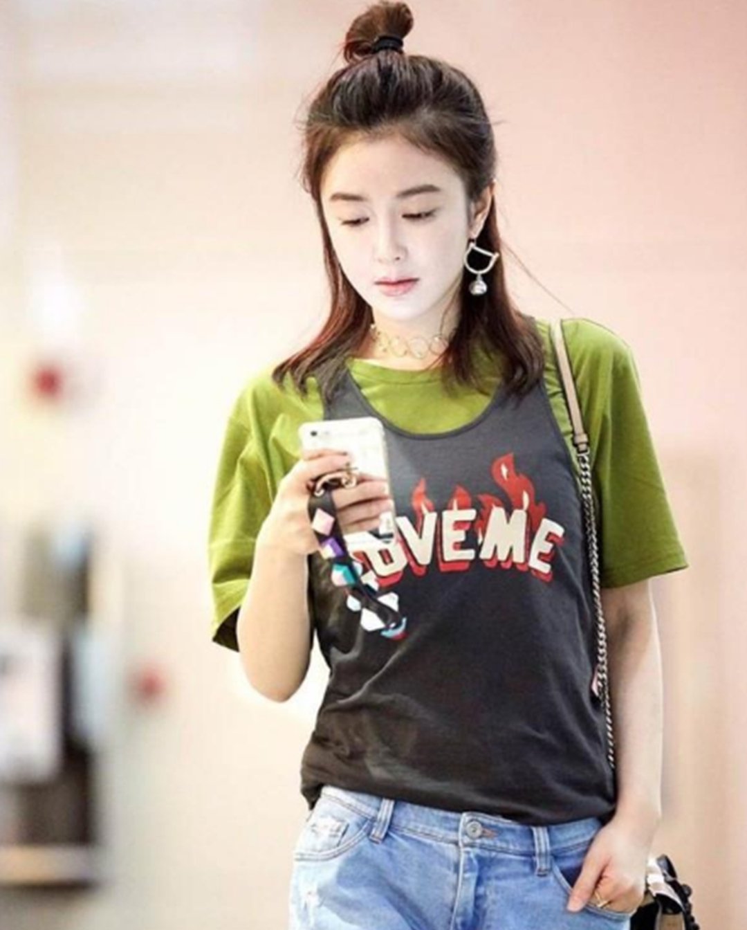 秦岚豁出去了，裤子破成这样还穿？网友：好想送她一条！