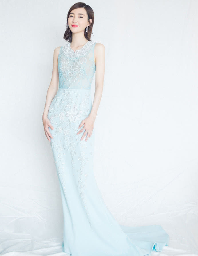 王丽坤给林更新省钱妆都不化，看到裤子更懵，腿更细了